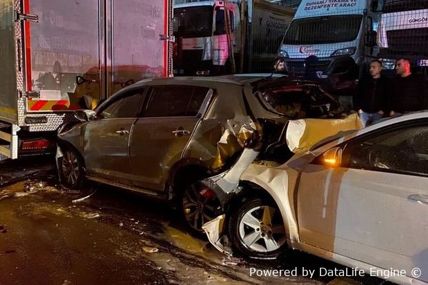 İstanbulda avtomobillər toqquşdu: Ölən və yaralananlar var