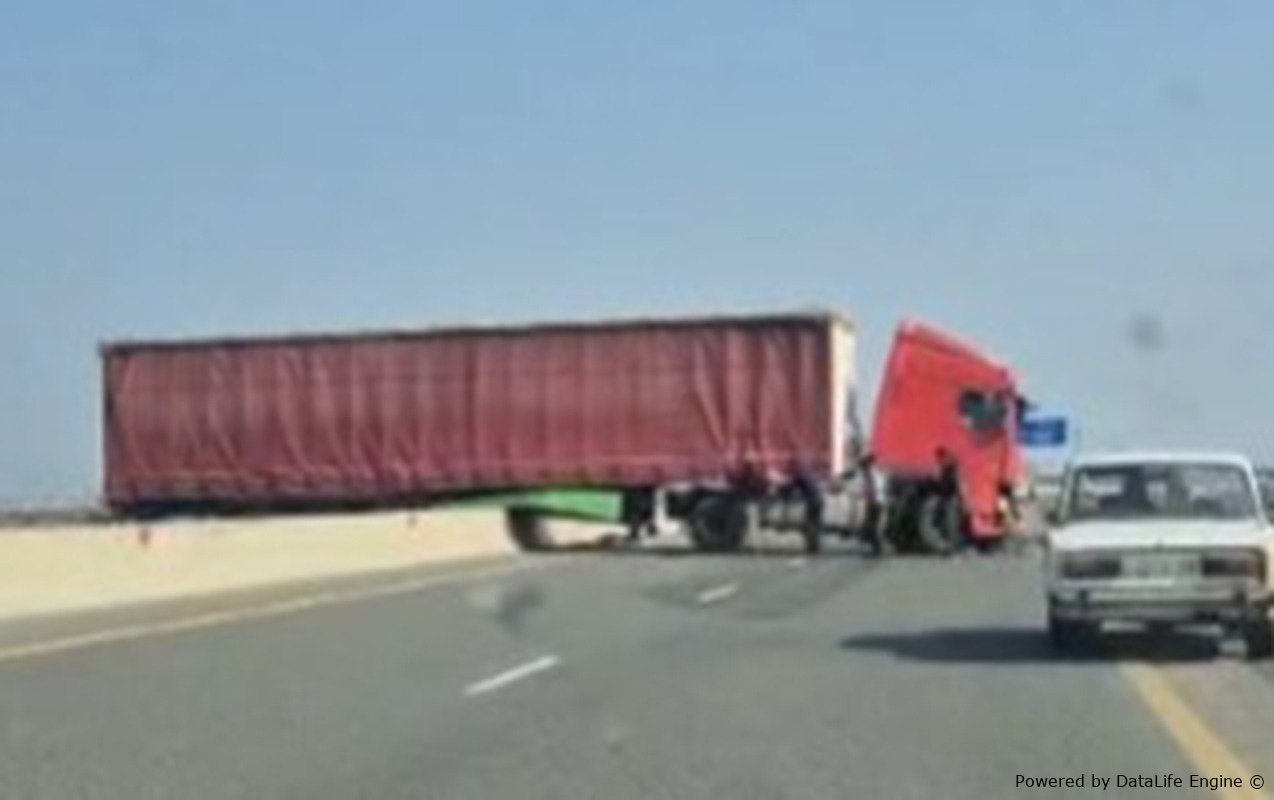 Ələt-Astara magistralında TIR qəzaya düşdü