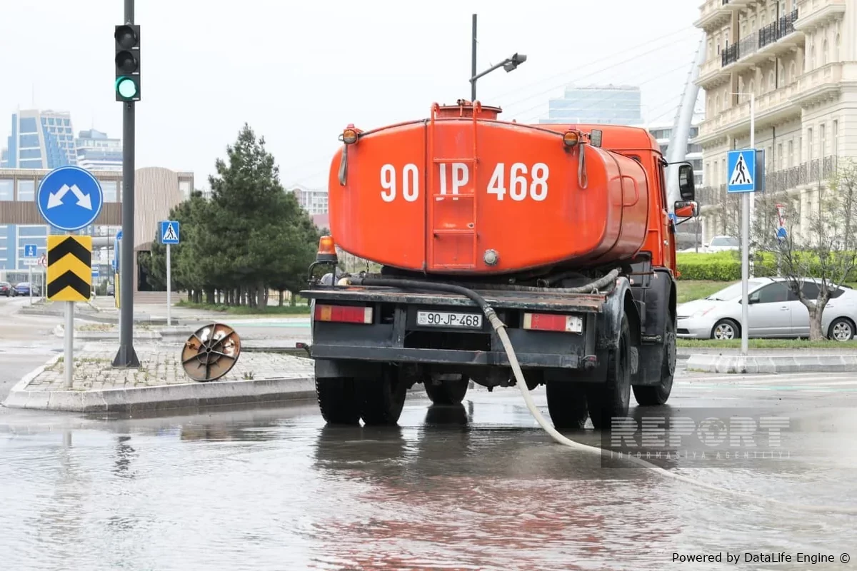 8 noyabr prospektində yağışın yaratdığı fəsadlar aradan qaldırılır