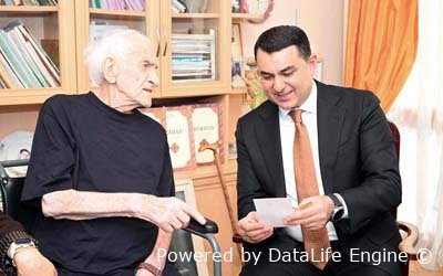 Nazir 96 yaşlı Xalq artistini evində ziyarət etdi