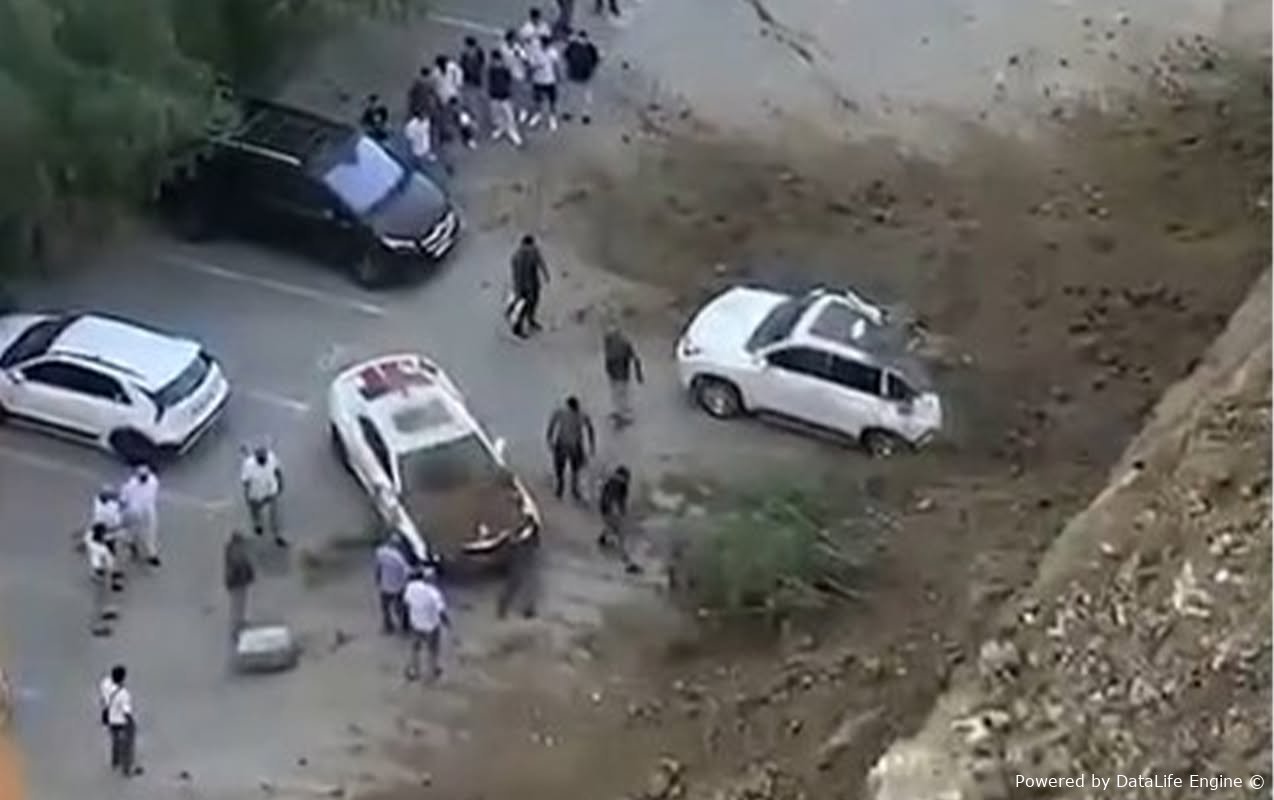 Əhmədlidə torpaq uçqunu - Maşınlara zərər dəydi
