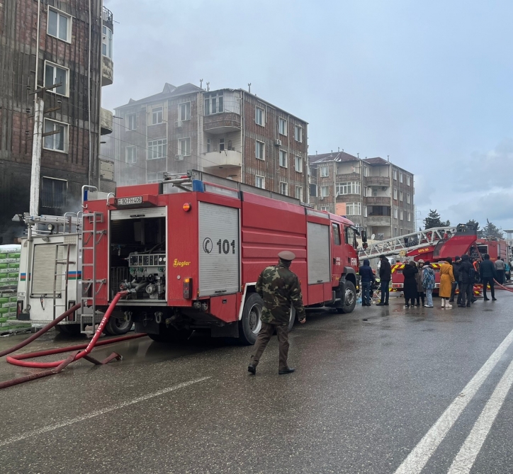 FHN: Abşeron rayonunda binadakı yanğın qısa müddətdə məhdudlaşdırılıb VİDEO