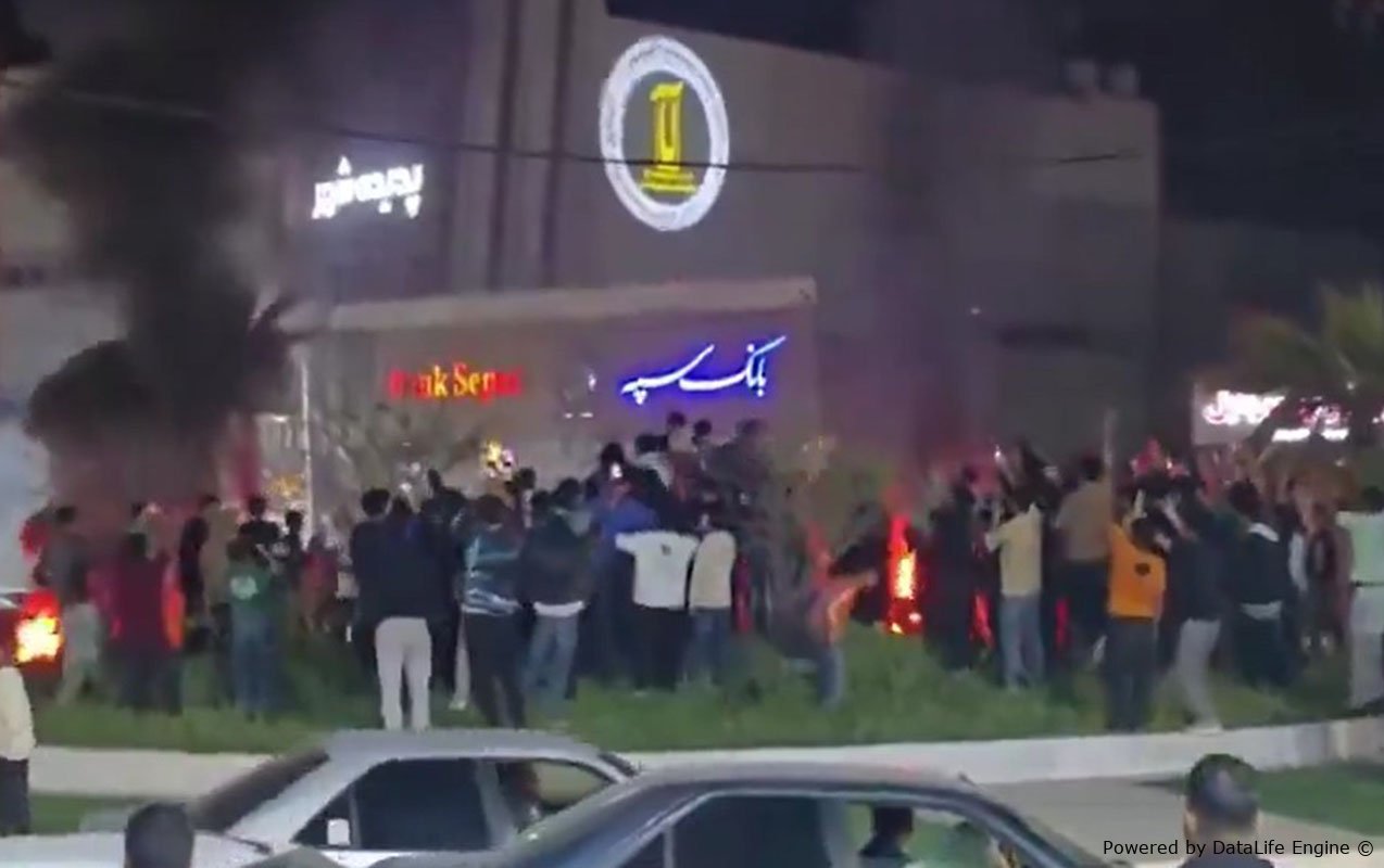 Xameneinin ölümünü qeyd etmək üçün küçələrə axışdılar