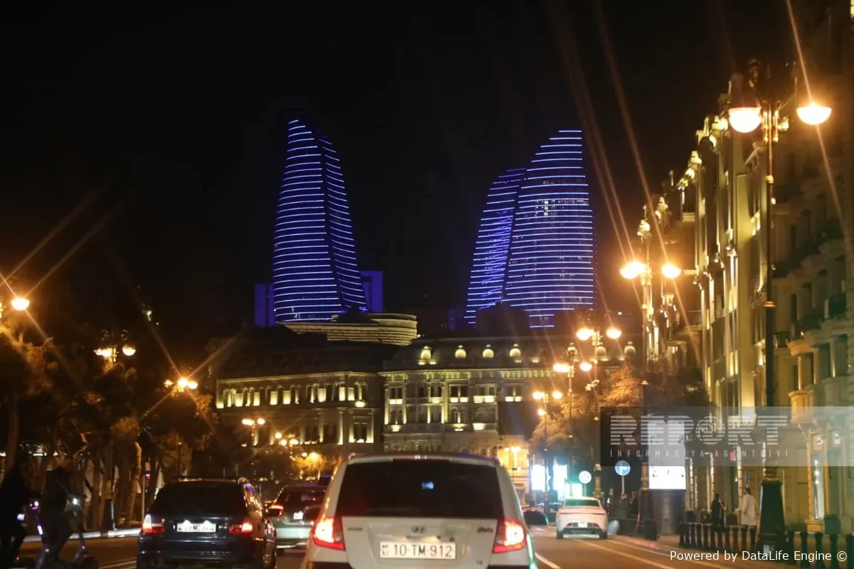 Mavi rəngə bürünən Bakı