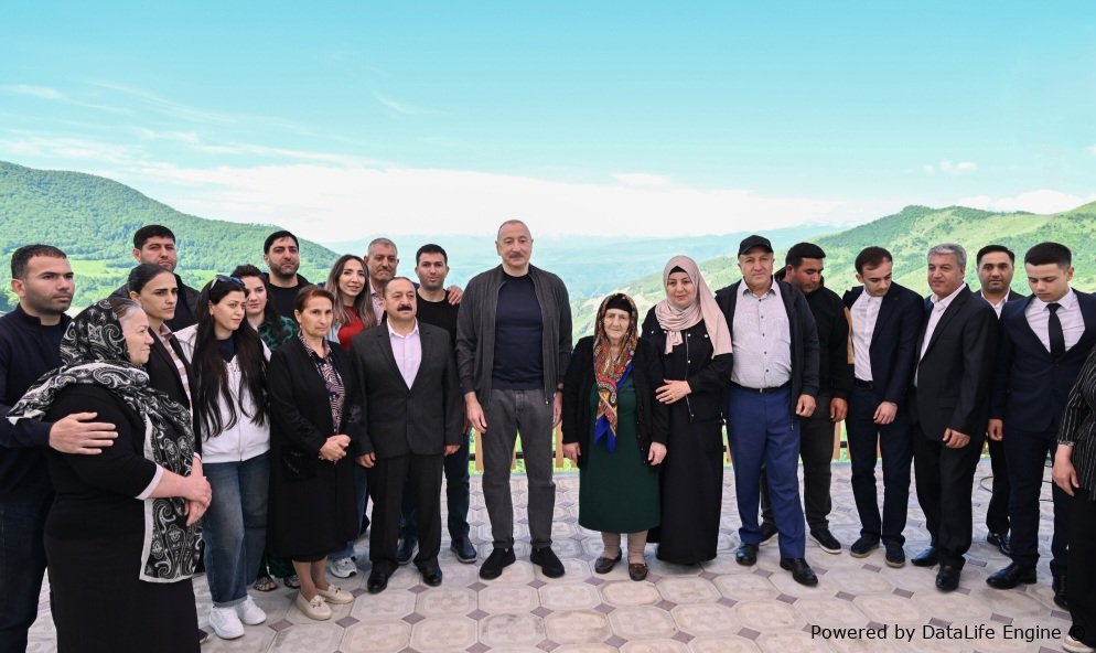 Prezident Şuşanın Böyük Qaladərəsi kəndinə səfər etdi, sakinlərlə görüşdü