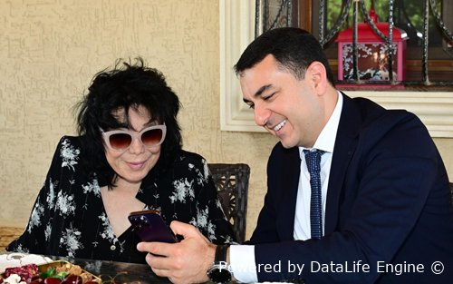 Nazir Flora Kərimovanın ad gününü evində təbrik etdi