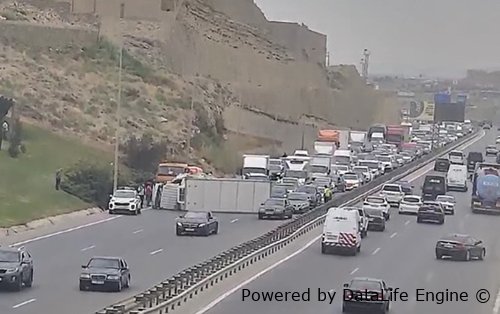 Dairəvi yolda yük maşını aşdı - Tıxac yarandı