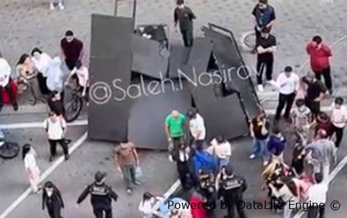 Bakıda tədbirdə monitor qadının üstünə aşıb