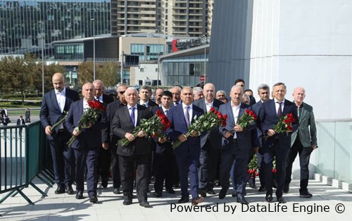“AzərEnerji” və “Azərişıq” rəhbərliyi şəhidlərin xatirəsini andı