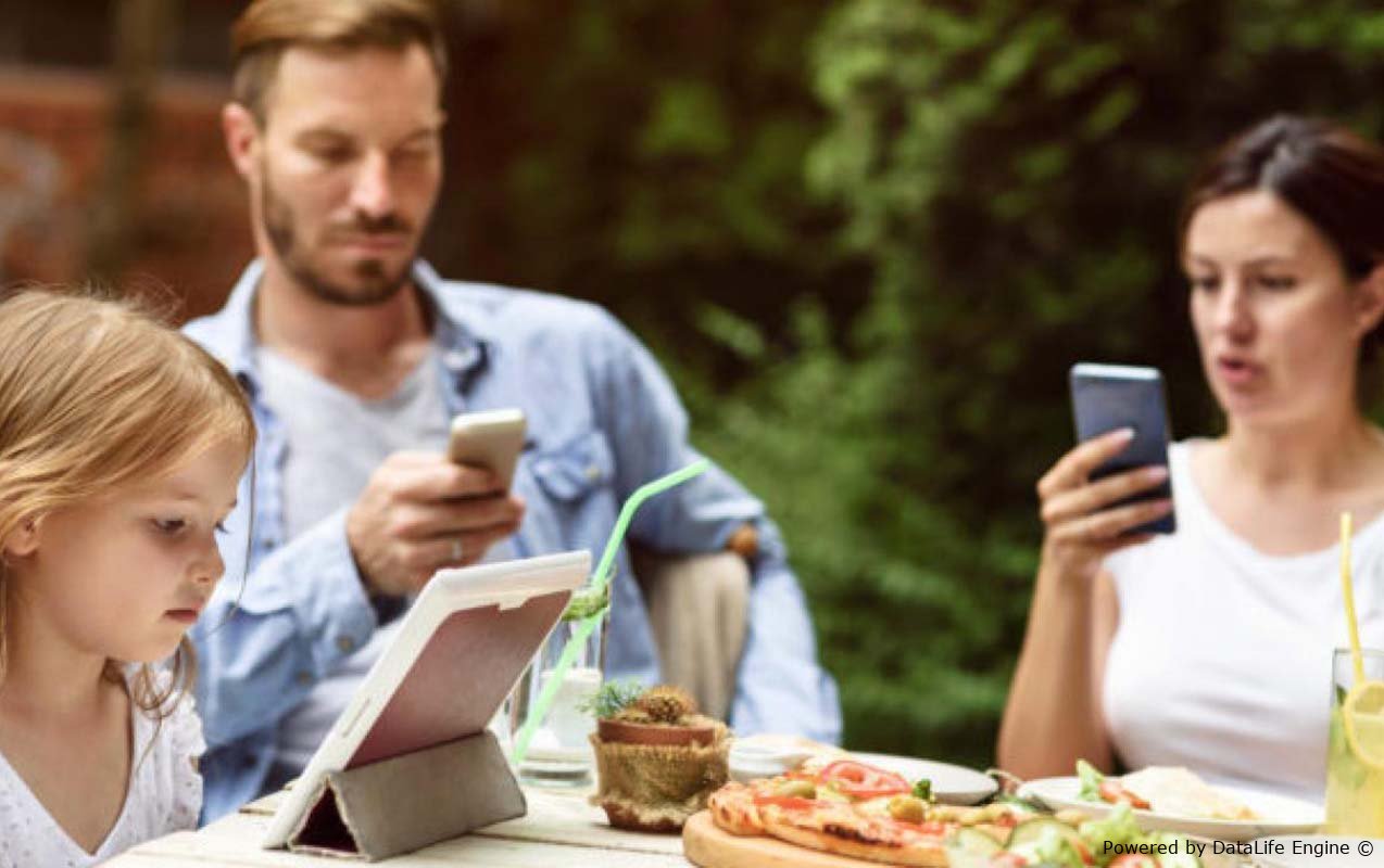 Yemək zamanı telefon istifadəsini qadağan edirlər