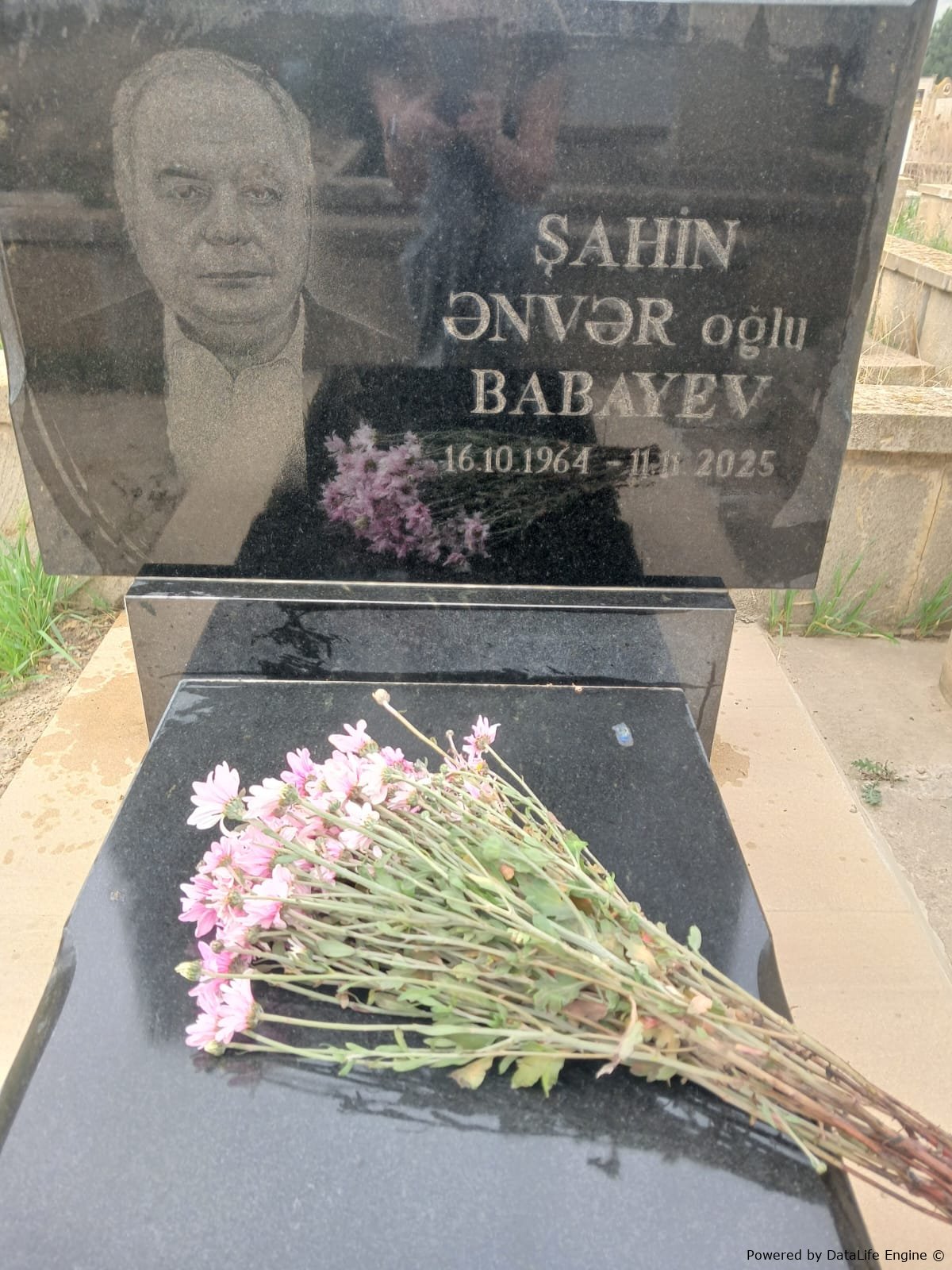 Gülnara Həmidova unudulmaz dostu Şahin Babayevi doğum günündə məzarı başında yad etdi